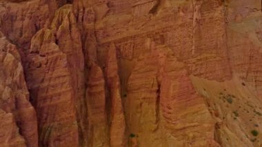 Dhakmar, Yukarı Mustang, Nepal yakınlarındaki engebeli dağlarda yuva yapmış tarihi kayalık mağaraların hava manzarası