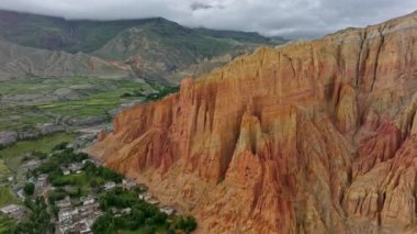 Muhteşem Himalayalar 'daki yüksek kumtaşı kayalıklarının altında, büyüleyici doğal güzellikler ve engebeli arazilerle çevrili pitoresk bir köy.
