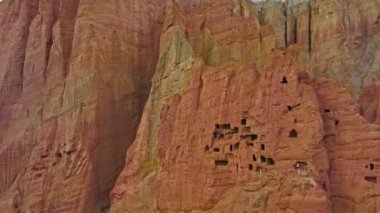 Nepal 'in Yukarı Mustang bölgesindeki kayalıklara oyulmuş antik mağara evlerini gösteren hava görüntüleri.