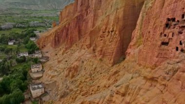 Yukarı Mustang, Nepal 'deki antik mağara evleri zengin mirası ve engebeli uçurumlara kurulmuş zamansız tarihi sergiliyor.