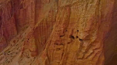 Yukarı Mustang, Nepal 'in engebeli ve aşınmış manzarasına karşı kurulan antik uçurum mağaraları bölgenin dramatik doğal güzelliğini gözler önüne seriyor.