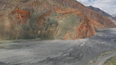 Gündüzleri engebeli ve çorak Mustang Vadisi, pürüzlü kaya oluşumları ve geniş, açık arazisiyle kurak ve geniş manzarasını gözler önüne seriyor.