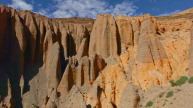 Sersemletici kaya oluşumları ve yükselen kumtaşı kayalıkları Nepal 'in engebeli manzarasında, bölgenin doğal güzelliğini ve zamansız erozyonunu gözler önüne seriyor.