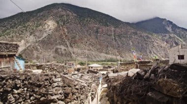 Nepal 'deki Marpha Köyü, büyüleyici bir panoramik dağ zeminiyle çerçevelenmiş, görkemli Himalaya manzarasına karşı geleneksel mimariyi gözler önüne seriyor.