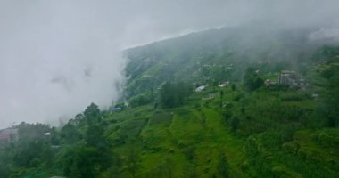 Nepal 'in yemyeşil dağlarında yuva yapmış sis örtüleri, dingin ve mistik bir atmosfer yaratıyor.