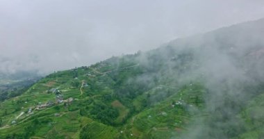 Nepal 'in yemyeşil dağlarında gizlenmiş Narchyang Köyü' nün hava manzarası.