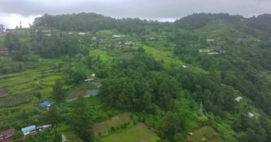 Narchyang Köyü 'nü gösteren hava aracı Nepal' deki verimli tarım arazilerinin merkezine yerleştirilmiş.