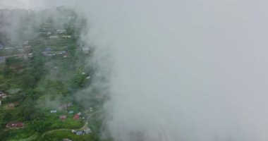 Pilav terasları ve Narchyang Köyü yoğun sis altında Nepal dağlarında dingin ve mistik bir atmosfer yaratıyor.