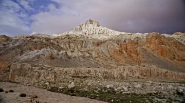 Nepal 'in engebeli uranyum zengini tepelerinin altında huzur içinde akan bir nehir bu uzak manzaranın yabani güzelliğini gözler önüne seriyor.