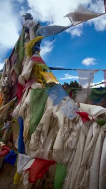 Rüzgarda sallanan renkli dua bayrakları Nepal 'in görkemli dağ manzarasının nefes kesici zeminine vuruyor.