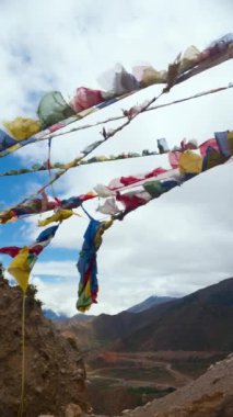 Nepal 'in görkemli Himalaya zirvelerinin çarpıcı zeminine doğru rüzgarda sallanan dingin dua bayrakları