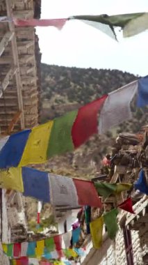 Marpha Köyü 'ndeki meltemde titreyen bayraklar Himalaya dağlarının çarpıcı zeminine vuruyor.