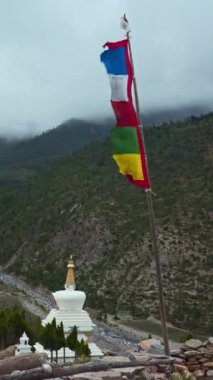 Nepal 'in nefes kesen dağlık manzarasına karşı bir duacı bayrağı dalgalandırıyor.