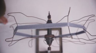 İpliği serbestçe dönerken yerinde tutan endüstriyel bir tel makaranın yakın çekimi.