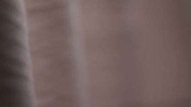 Bir sıra beyaz iplik makarasının dinamik raf odak noktası görüntüsü, odak noktasındaki en yakın makaradan başlayıp, sonra odak en uzak makaraya kaydıkça yavaş yavaş bulanıklaşıyor