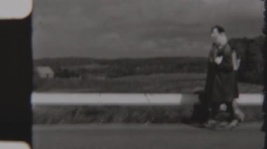 8mm 'lik film, klasik giysiler içinde huzurlu bir köy kavşağından geçen bir ailenin nostaljik bir anı yakaladığı bir film.