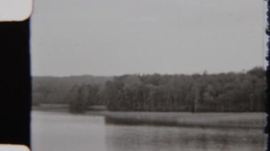 Uzak bir gölün sakin suları, 8mm 'lik filmle siyah beyaz bir gölde, sakin ve zamansız bir doğal görüntü sergiliyor.