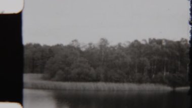 Klasik siyah-beyaz film estetiğiyle çekilmiş sakin bir göl sahnesi, 8 mm 'lik filmle çekilmiş, zamansız ve sakin bir atmosferi çağrıştırıyor.