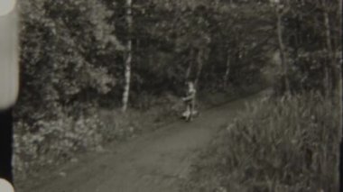 Genç bir çocuk ev yapımı sabunluklu arabasını ağaçlarla kaplı sakin bir orman yolunda çekiyor. Açık hava macerasının tadını çıkarıyor. Hepsi de 8 mm 'lik bir filme çekiliyor.