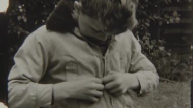 Bisiklet aletini itinayla tamir eden genç bir çocuğun yakın plan çekimi, hassas ayarlamalar yapmaya odaklanmış.