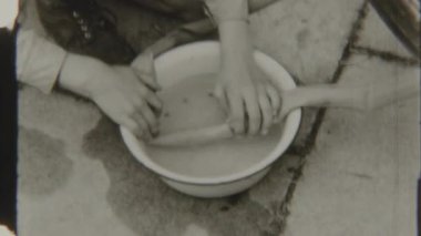 Su testi uygulayarak, sızıntı ya da delik arayarak bisiklet lastiğini kontrol eden genç bir çocuk.