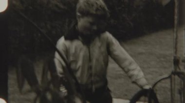 Genç bisikletçi sıkı tutunmak için lastik izine çarpıyor, motorun düzgün bir sürüş için hazır olduğundan emin oluyor.