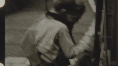 Baba, oğlunun bisiklet lastiği lastiğini sıkılaştırmasına yardım ediyor. Güvenli bir şekilde tutunmasını ve yol için daha iyi kavramasını sağlıyor.