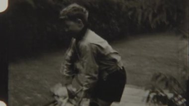 Çocuk bisikletiyle arka bahçeden geçiyor, açık havanın tadını çıkarıyor ve bölgeyi keşfediyor.