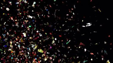 Canlı ve renkli konfeti parçacıkları havada süzülerek neşeli ve neşeli bir atmosfer yaratıyor.