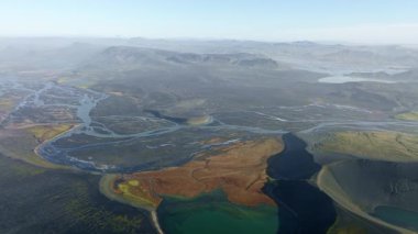Uçsuz bucaksız nehir yatakları ve dramatik siyah kum arazileriyle çevrili Ljotipollur Gölü 'nün hava manzarası İzlanda' nın ham ve volkanik manzarasını vurguluyor.