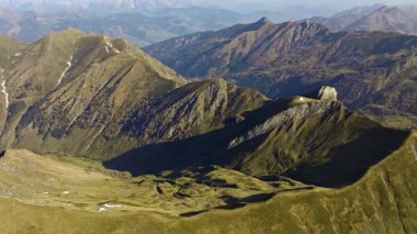 Avusturya, Kreuzkopf 'un yemyeşil yamaçlarını ve görkemli sıradağlarını gösteren çarpıcı hava görüntüleri nefes kesen Alp manzarasının panoramik görüntülerini sunuyor.
