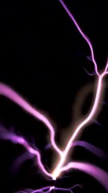 Yüksek voltajlı elektriksel boşalımın ham gücü yoğun enerji dalgalanması, karanlık bir arkaplanda çatırdama ve yanıp sönme, heyecan verici bir görsel ekran yaratıyor.