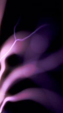 Büyüleyici yüksek voltaj kıvılcımları ve dramatik tesla bobini yoğun enerjiyle çatırdıyor, çarpıcı bir görsel güç gösterisi yaratıyor.