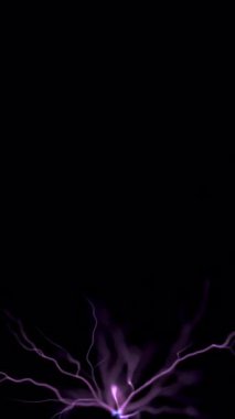 Dinamik elektrik kıvılcımları ve yoğun boşalımlar yüksek voltajla karanlık bir zemine çarpıyor.