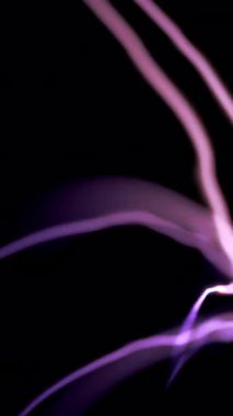 Elektrik boşalımı ve kıvılcımlar yoğun enerjiyle çatırdar, karanlığı ateşler ve büyüleyici bir ışık ve güç gösterisi yaratır.