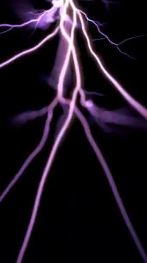 Güçlü bir enerjiyle patlayan elektrik boşalımı, karanlık bir arkaplanda çatırdama ve yanıp sönme, dramatik bir ışık ve yoğunluk gösterisi yaratır.