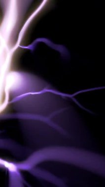 Elektrik kıvılcımları ve dalgalanan boşalımlar yoğun enerjiyle çatırdıyor. Karanlığı parlak ışık ve güç parıltılarıyla aydınlatıyor.