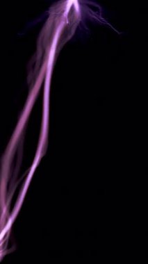 Mor plazma enerjisi yoğun ışıkla titreşir ve titreşir. Büyüleyici ve dünyevi olmayan bir şekilde karanlığın içinden geçer.