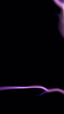 Yanan elektrik şimşeği yoğun bir güçle çakar, karanlığı keser ve dramatik bir ışık ve enerji gösterisi yaratır.