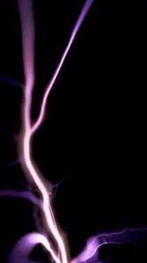 Parlak mor elektrik voltajı, yoğun enerjiyle çatırdıyor. Karanlık arkaplanı canlı, titreşimli güç dalgalarıyla aydınlatıyor.