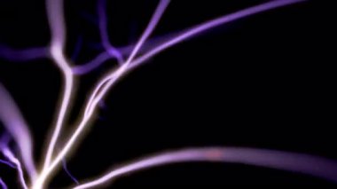 Elektrik voltajı, siyah arka planda keskin bir şekilde yükselip güçlü ışık ve enerji patlamaları yaratıyor.