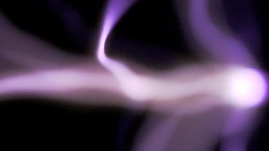 Bulanık elektrik kıvılcımları karanlık bir arkaplanda yanıp sönüyor ve çatırdıyor. Büyüleyici ve dinamik bir ışık görüntüsü yaratıyor.