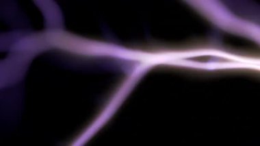 Hızla hareket eden elektrik kıvılcımları, karanlık, boş bir uzaya karşı parlak parlamalar yaratıyor.