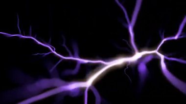 Yüksek hızlı elektrik şimşeği, karanlık bir zemin boyunca hızla yükselip gölgeli ortama karşı yoğun ve canlı bir ışık patlaması yaratır.