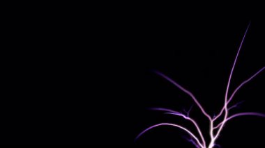 Elektrik şimşeğinin kıvılcımı yatay olarak sağdan sola hareket ederek karanlık bir arkaplanda dinamik ve enerjik bir ışık yaratıyor.