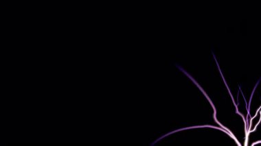 Enerjik Tesla bobini. Elektrik şimşeği karanlık bir alanda çatırdıyor. Enerji sağ alttaki köşeye odaklanıyor.