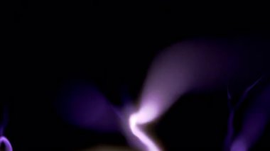 Yoğun bir mor voltaj boşalması zifiri karanlıkta çatırdar ve nabız atar, büyüleyici bir elektrik gücü ve canlı enerji gösterisi yaratır.