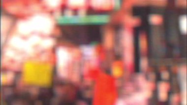 Bulanık bir analog video, Güney Kore 'nin hareketli bir ticari bölgesini yakalıyor. Canlı neon ve LED levhalarla aydınlatılıyor. Reklam dükkanları, restoranlar ve sokak satıcıları, sıcak...