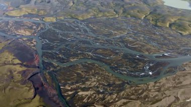 Buz mavisi buzul nehirlerini yakalayan hava görüntüleri dramatik volkanik arazi üzerinde soyut şablonlar oluşturuyor.