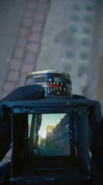 Eski bir film kamerası görüntüleyicisi boş bir sokak sahnesini yakalar. Nostaljik, analog bir perspektifle kentsel yaşamı çerçeveler.